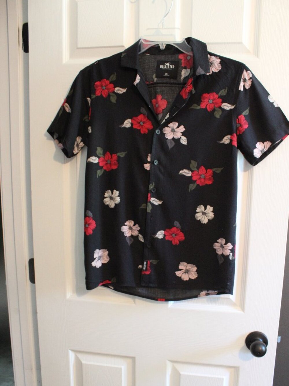 Hollister Women's Black Floral Button Up‎ short sleeve shirt XS Vacation beachy